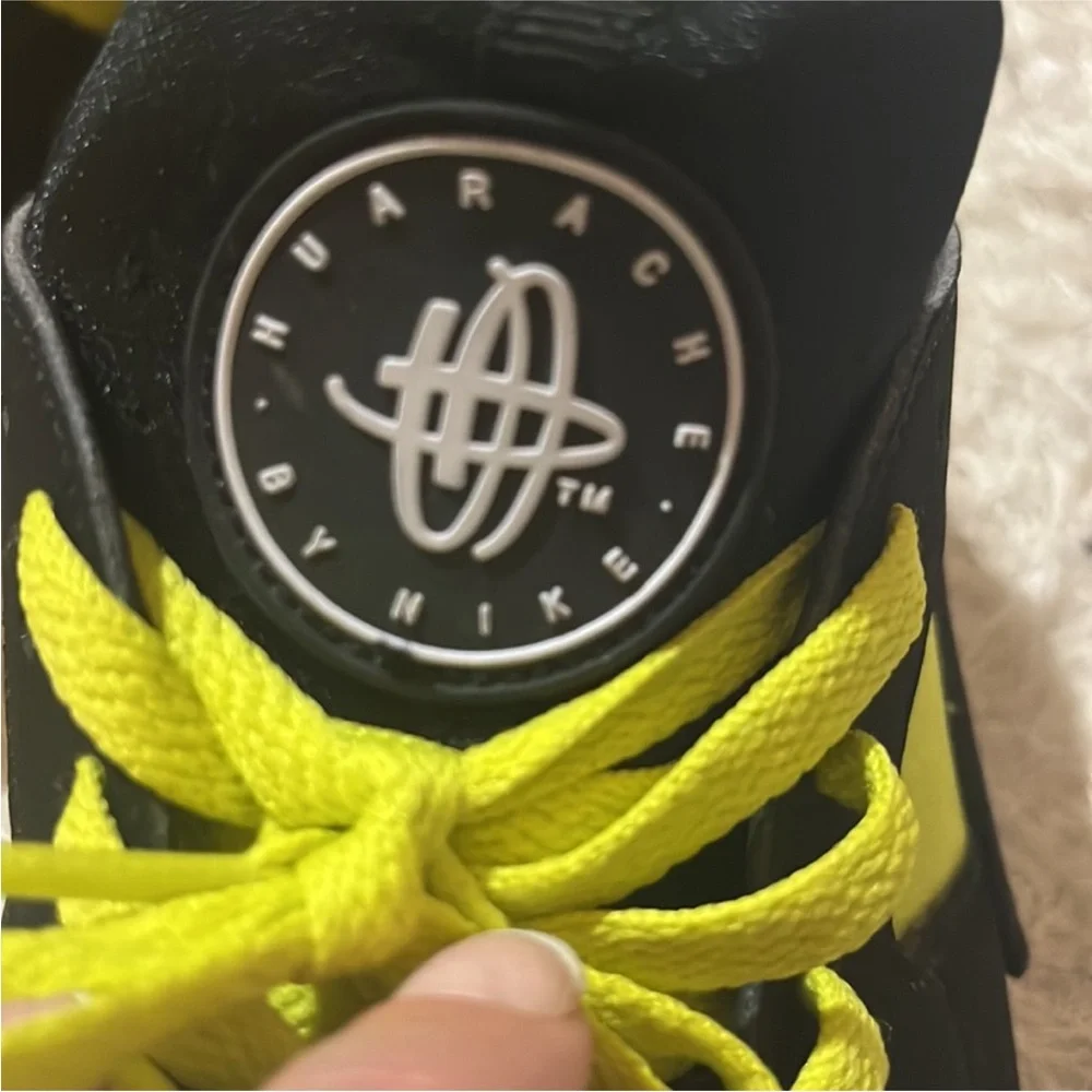 NIKE AIR HUARACHE - great condition / like new  - size 8.5 mens - Picture 2 of 4